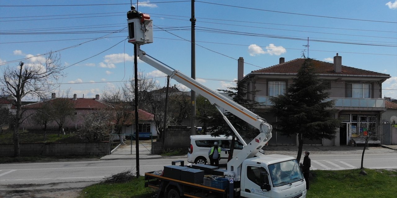 Trakya'da göçmen kuşların akıma kapılmaması için elektrik direklerine özel platformlar yapıldı