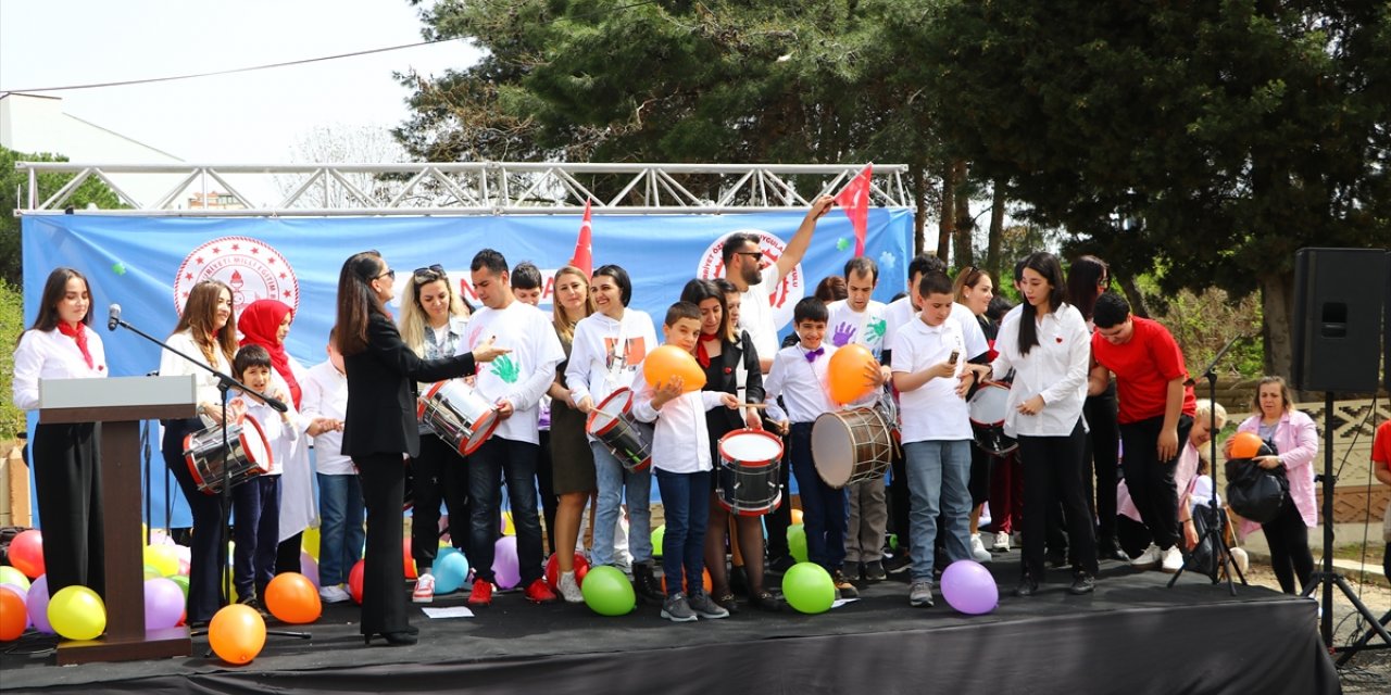 Tekirdağ'daki farkındalık etkinliğinde otizmli öğrenciler dans gösterisi sundu