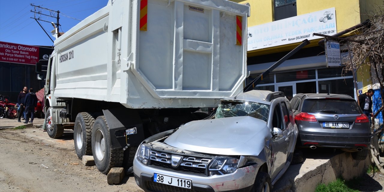 Kayseri'de freni boşalan kamyon 10 araç ve 4 iş yerine çarparak durabildi