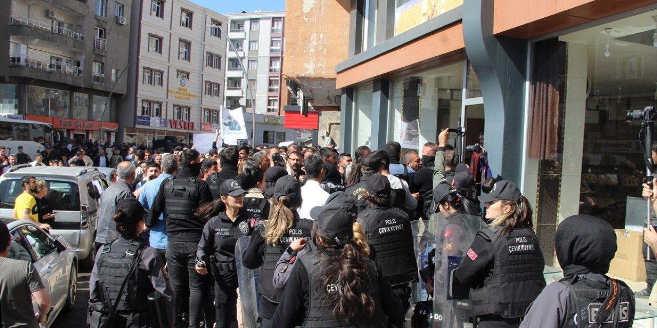 Şırnak'ta izinsiz yürüyüş yapmak isteyen gruba polis müdahale etti