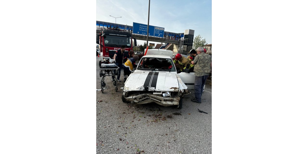 Düzce'de refüje çarpıp karşı şeride geçen otomobildeki 2 kişi yaralandı