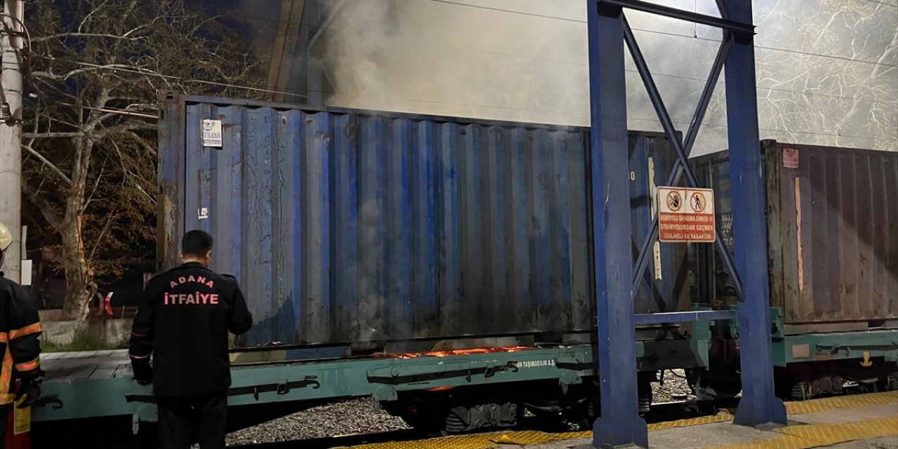 Adana'da yük treninde çıkan yangın söndürüldü