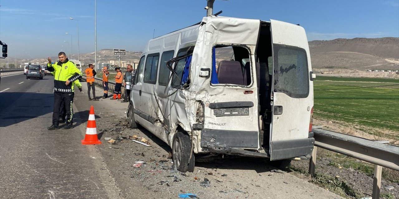 Kayseri'de kamyon ve iki işçi servisinin karıştığı trafik kazasında 10 işçi yaralandı