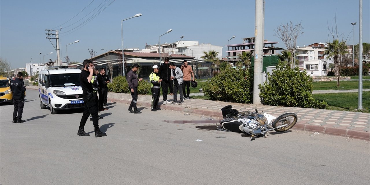 Manisa'da elektrik direğine çarpan motosikletin sürücüsü öldü