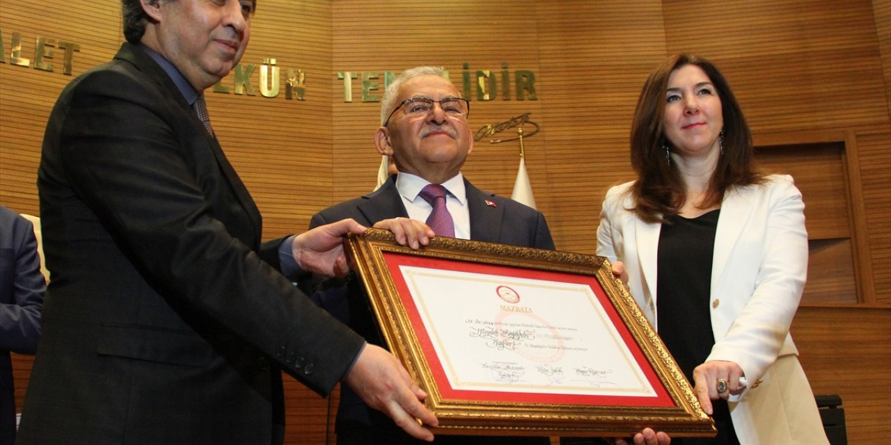 Kayseri Büyükşehir Belediye Başkanı Memduh Büyükkılıç mazbatasını aldı