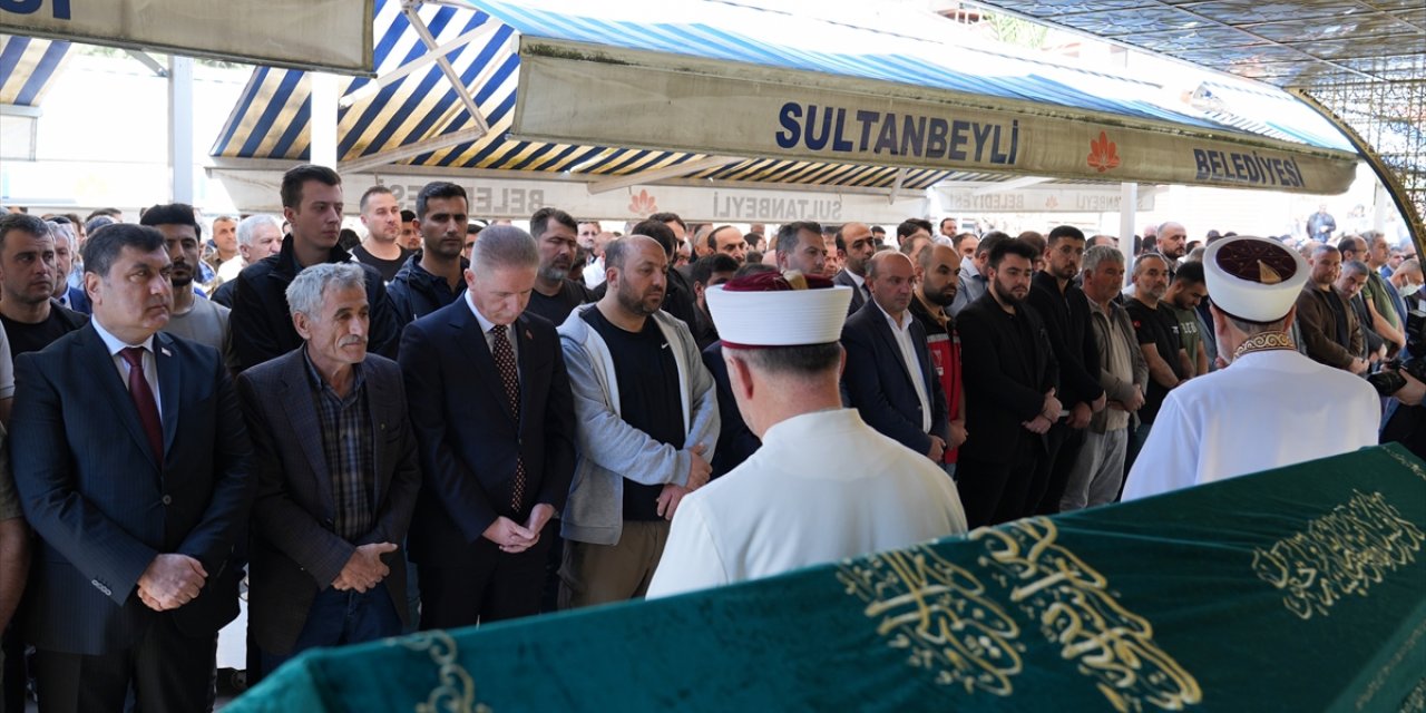 Beşiktaş'taki yangında ölen Yıldırım'ın cenazesi Sultanbeyli'de defnedildi