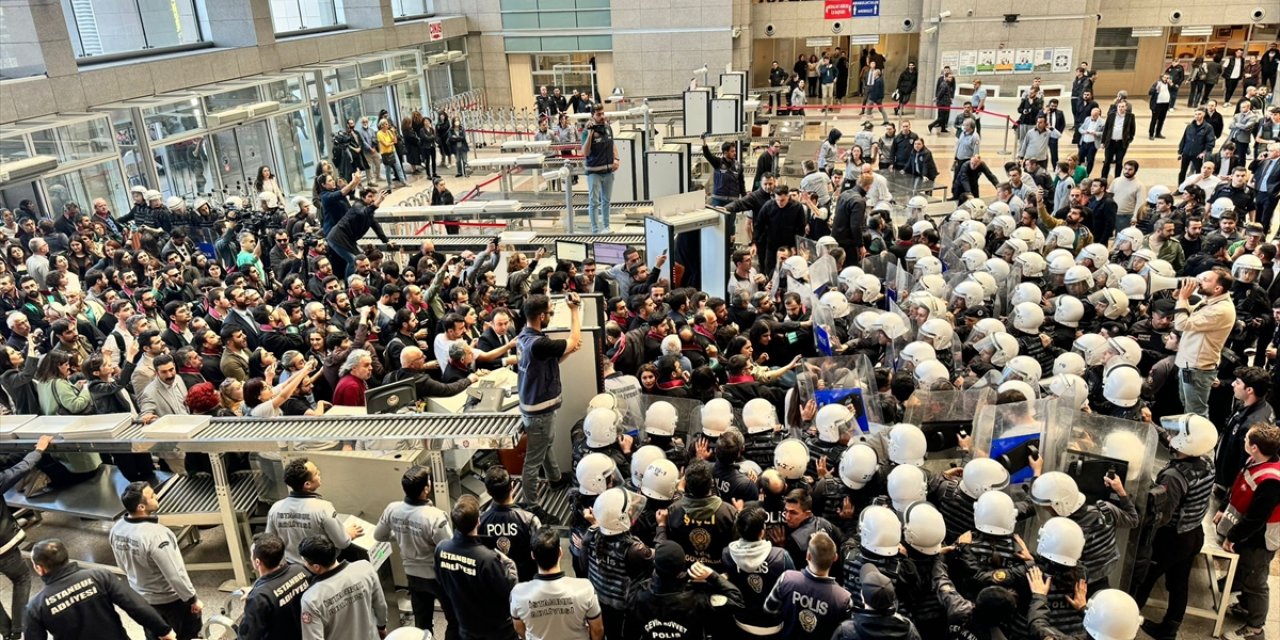 İstanbul Adliyesi önünde izinsiz açıklama yapmak isteyen grup ile polis arasında arbede