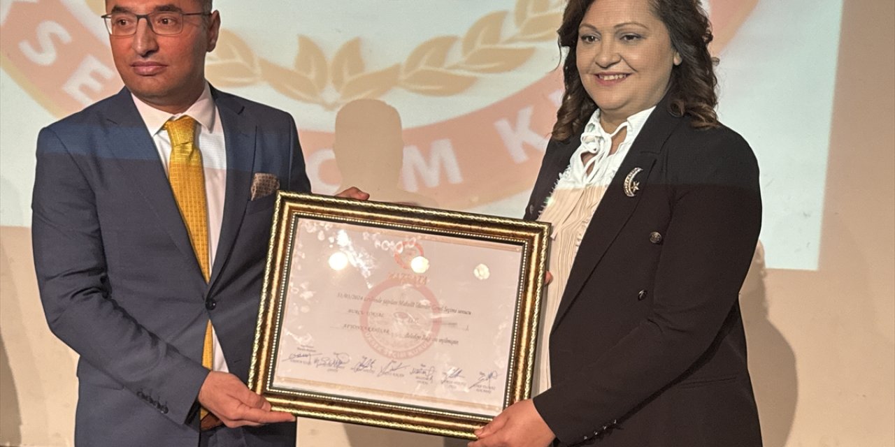Afyonkarahisar Belediye Başkanı Burcu Köksal mazbatasını aldı