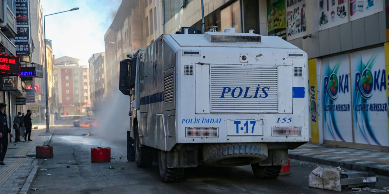 Van'da DEM Parti'nin açıklaması sonrası yürüyüş yapmaya çalışan gruba polis müdahale etti