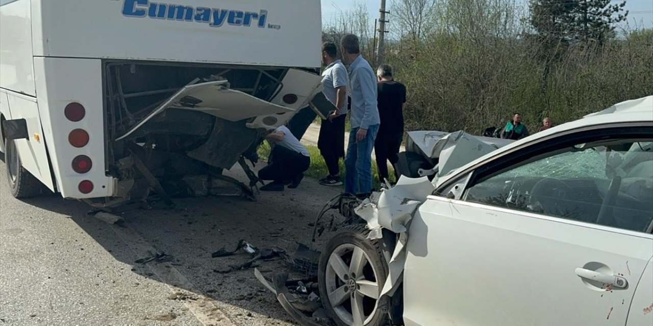 Düzce'de otomobil yolcu midibüsüne çarptı, 2 kişi yaralandı