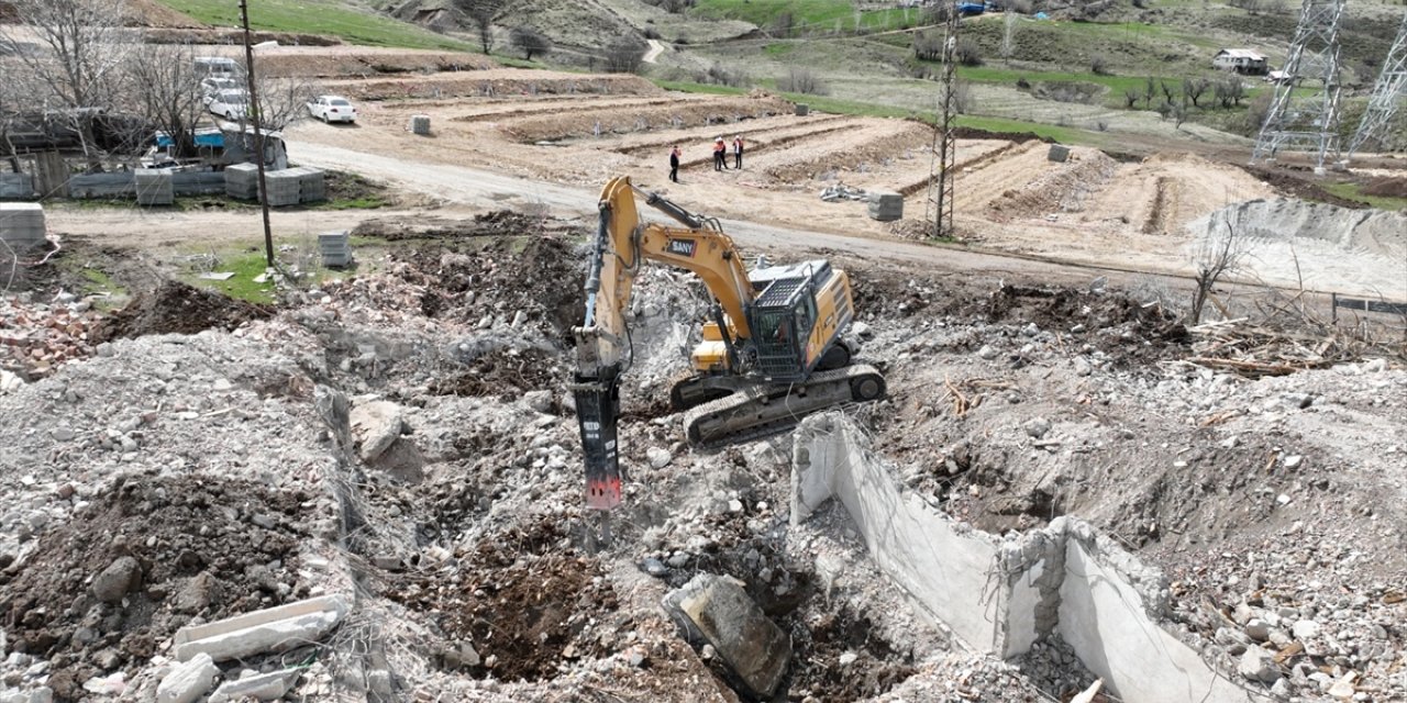 Tunceli'de depreme dayanıksız olduğu belirlenen 3 bin 406 yapı yıkılıyor