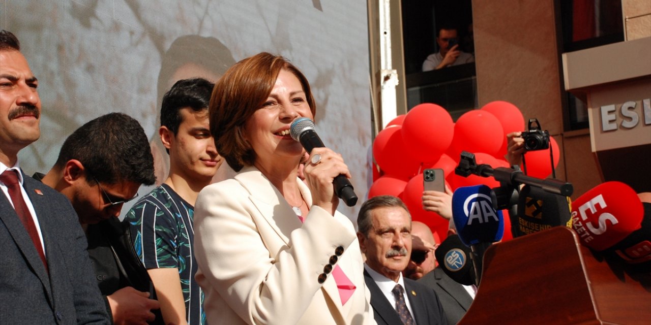 Eskişehir Büyükşehir Belediye Başkanı Ayşe Ünlüce mazbatasını aldı