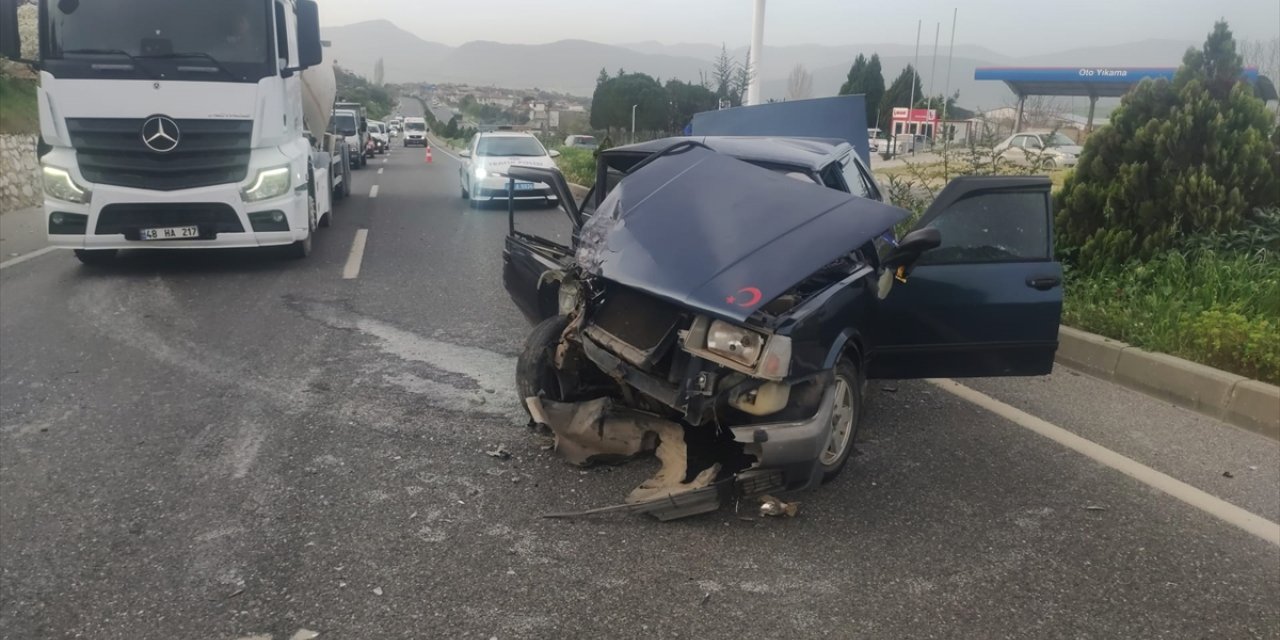 Muğla'da iki otomobilin çarpıştığı kazada 1 kişi öldü, 2 kişi yaralandı