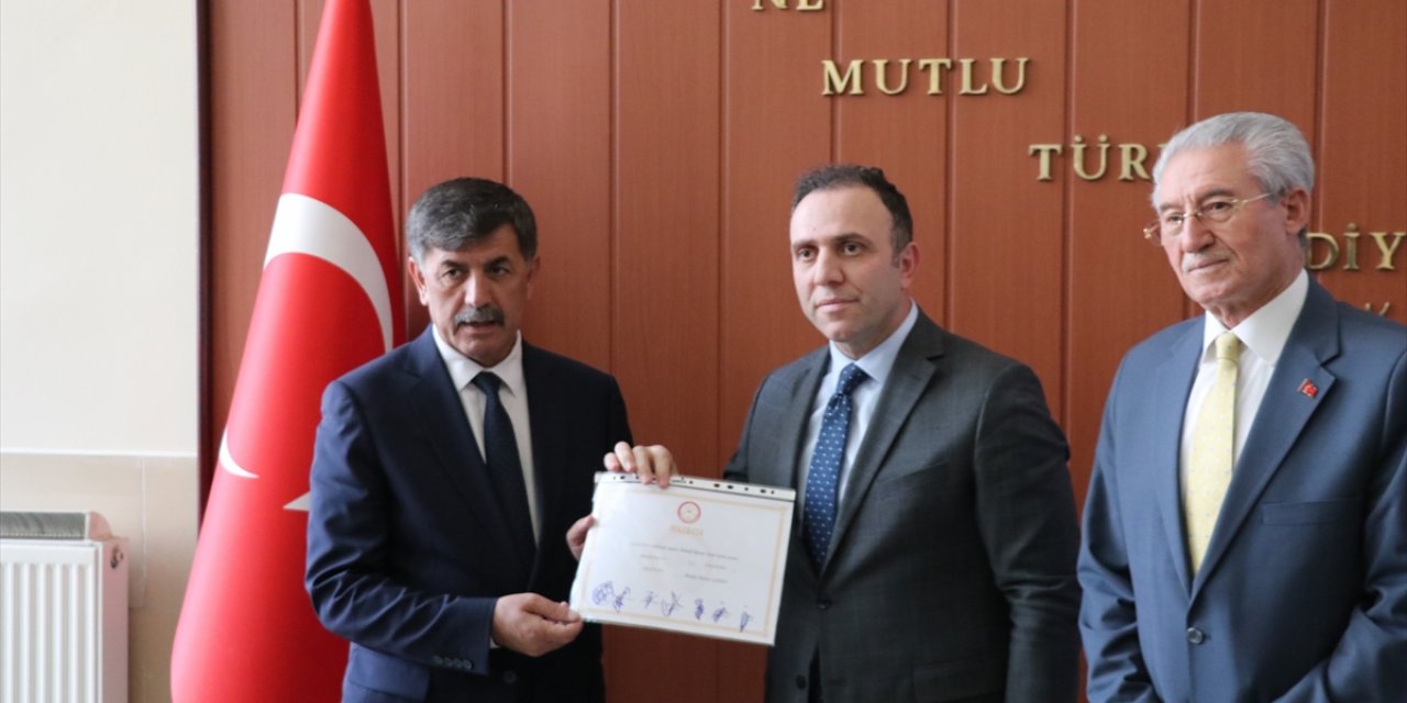 Erzincan Belediye Başkanı Bekir Aksun, mazbatasını aldı