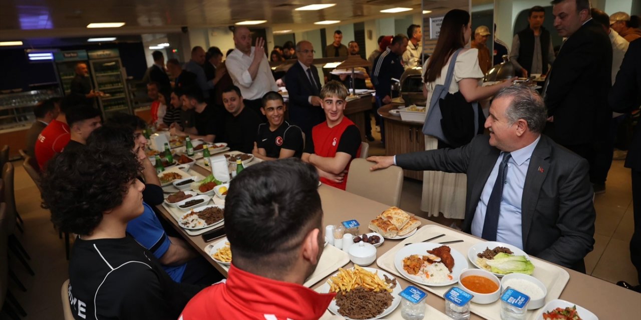 Bakan Osman Aşkın Bak sporcularla iftarda buluştu