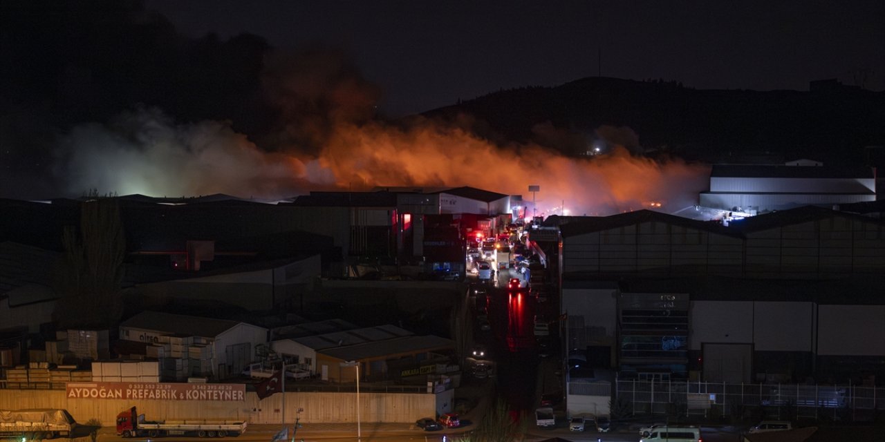 Ankara Hurdacılar Sanayi Sitesi'ndeki yangın büyük ölçüde kontrol altına alındı