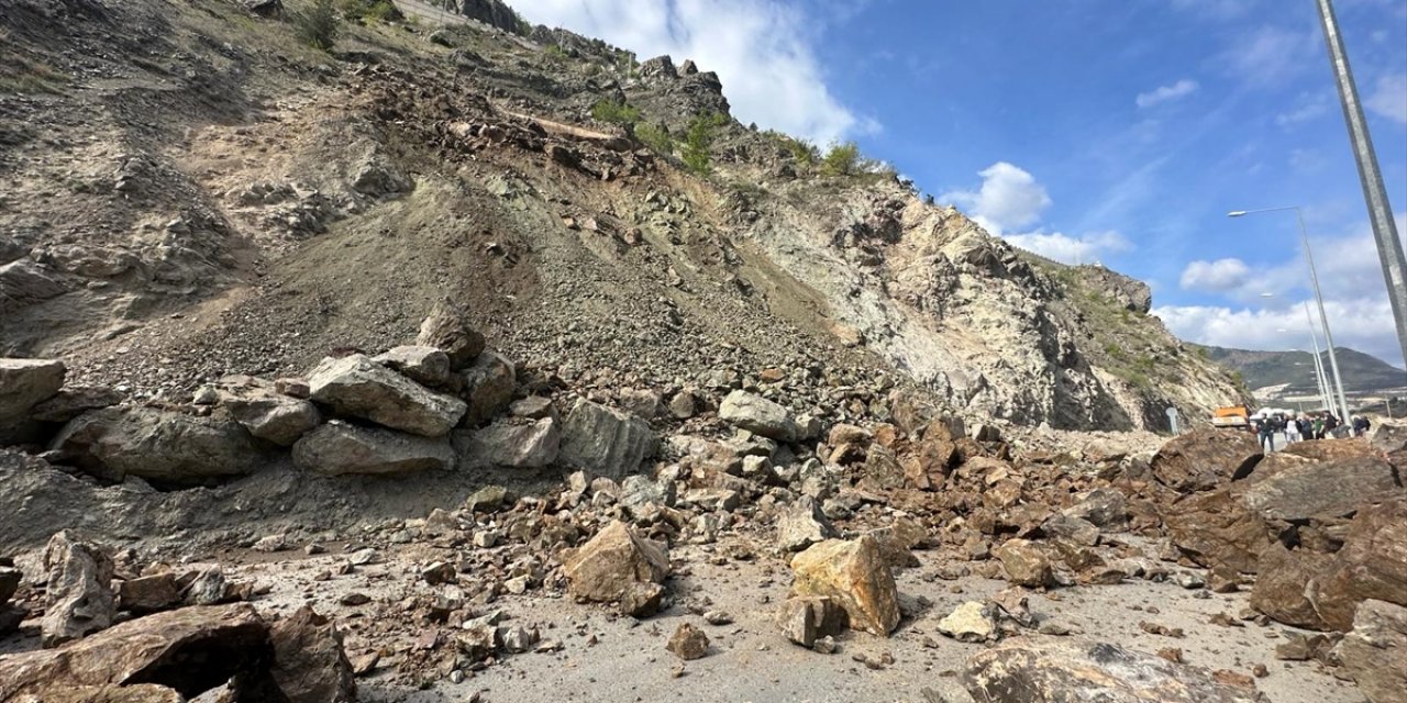 Artvin-Erzurum kara yolunda ulaşım tek şeritten kontrollü sağlanıyor