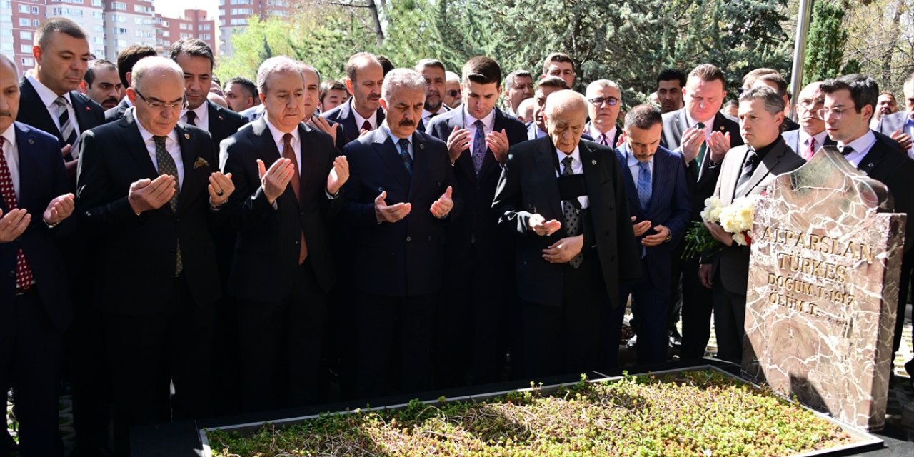 MHP Genel Başkanı Bahçeli, Alparslan Türkeş'in kabrini ziyaret etti