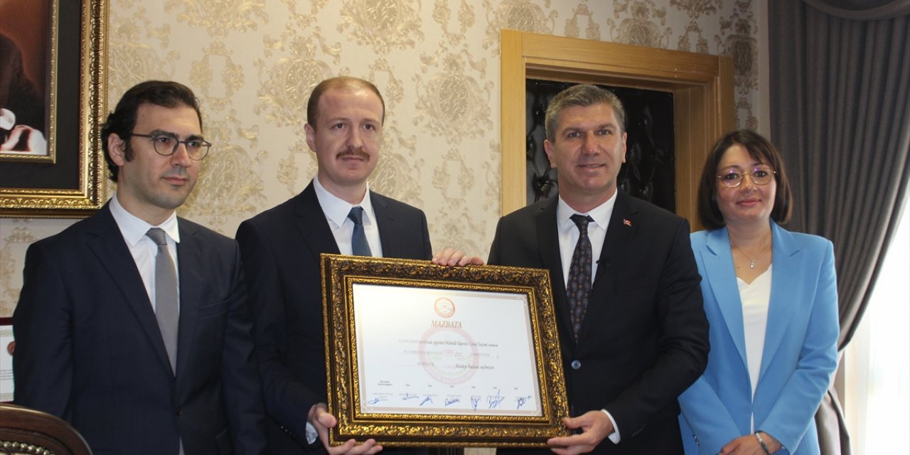 Burdur Belediye Başkanı Ercengiz, mazbatasını aldı