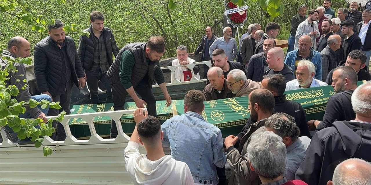 Beşiktaş'taki yangında ölen baba ile oğlunun cenazeleri Giresun'da defnedildi