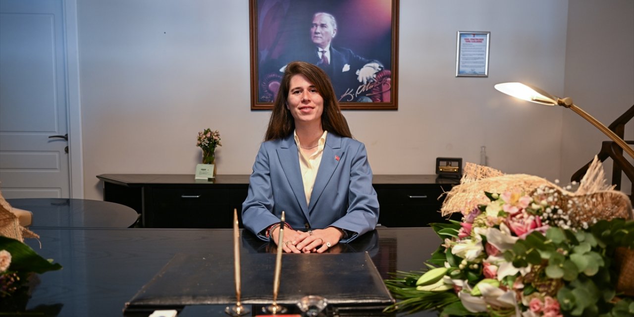 Çeşme'nin ilk kadın belediye başkanı Lal Denizli, görevine başladı: