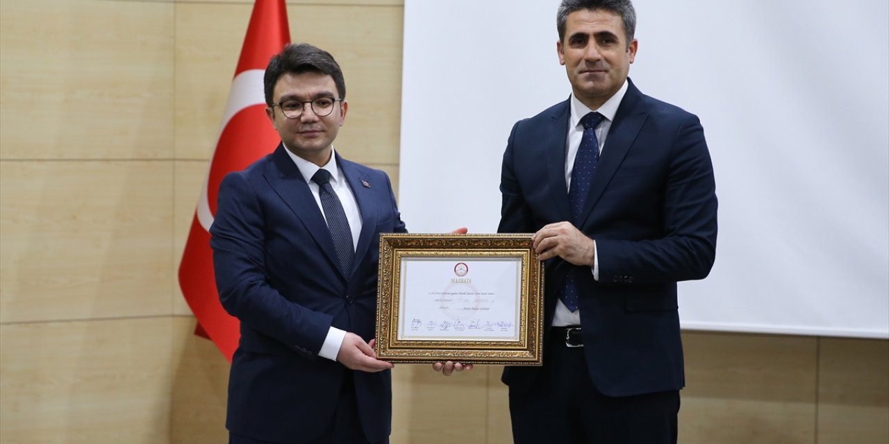 Bingöl Belediye Başkanı Erdal Arıkan, mazbatasını aldı