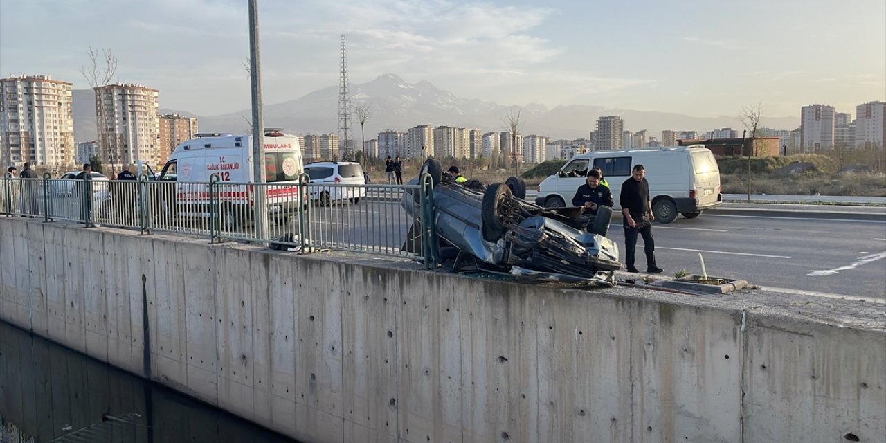 Kayseri'de takla atan otomobilin sürücüsü yaralandı