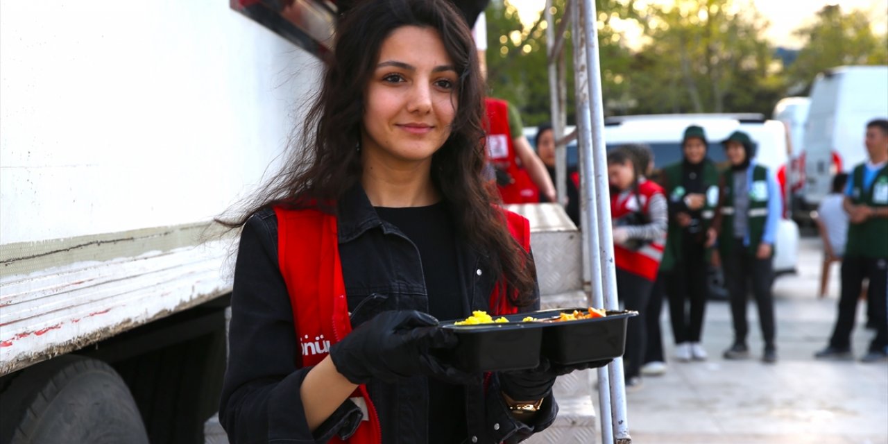 Türk Kızılay'dan Kahramanmaraş'ta depremzedelere iftar