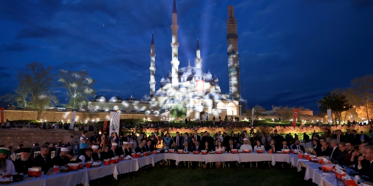 Balkanlar'ı buluşturan Selimiye Meydanı'ndaki iftara 5 bin kişi katıldı