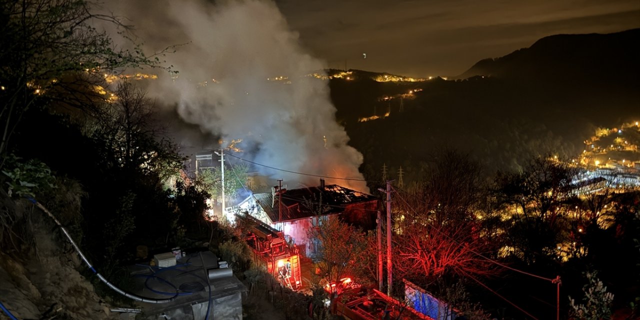 Zonguldak'ta çıkan yangında 3 katlı ev zarar gördü