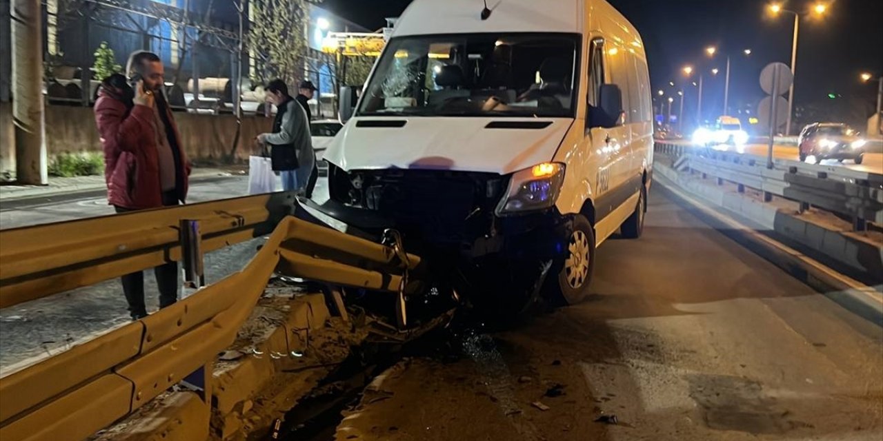 Kocaeli'de bariyere çarpan işçi servisindeki 5 kişi yaralandı