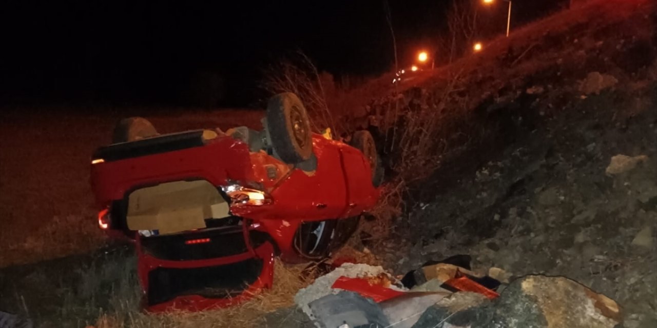 Erzincan’da şarampole devrilen otomobildeki 7 kişi yaralandı