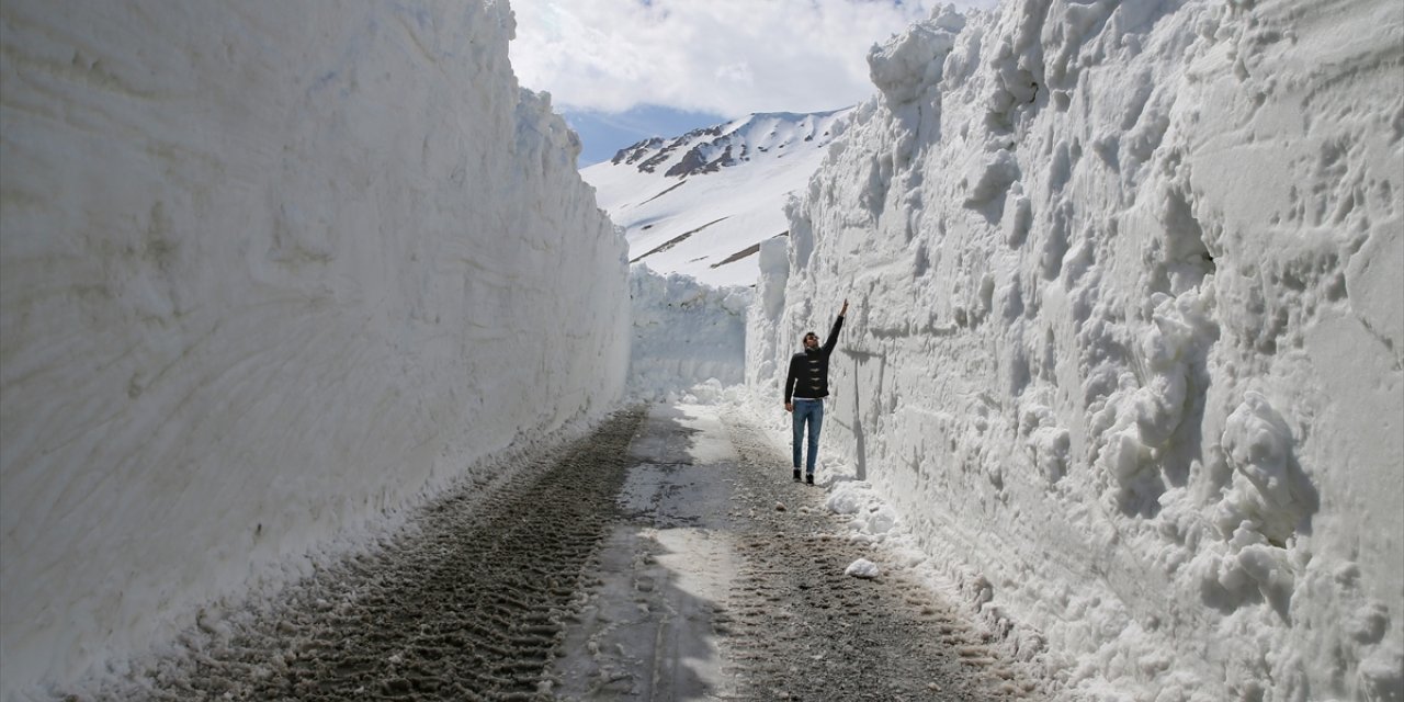 Çığ riski nedeniyle kapalı olan Van-Bahçesaray yolunda metrelerce karla mücadele başladı