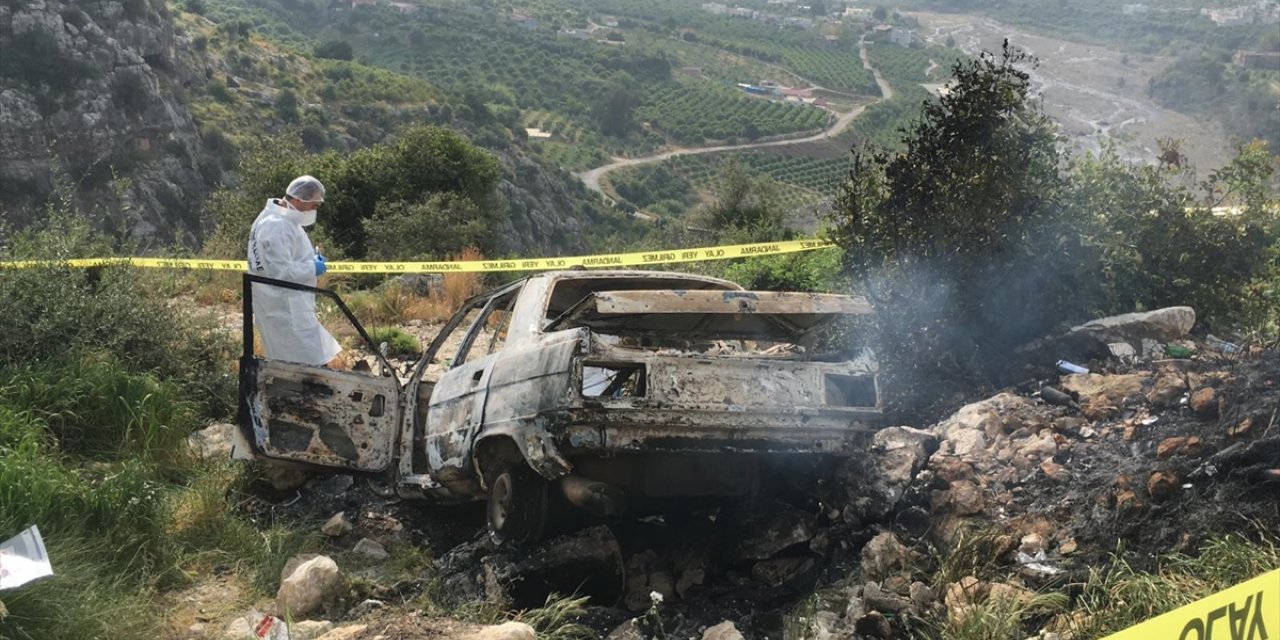 Mersin'de yangın çıkan evde anne ve oğlu, yanmış aracında da baba ölü bulundu