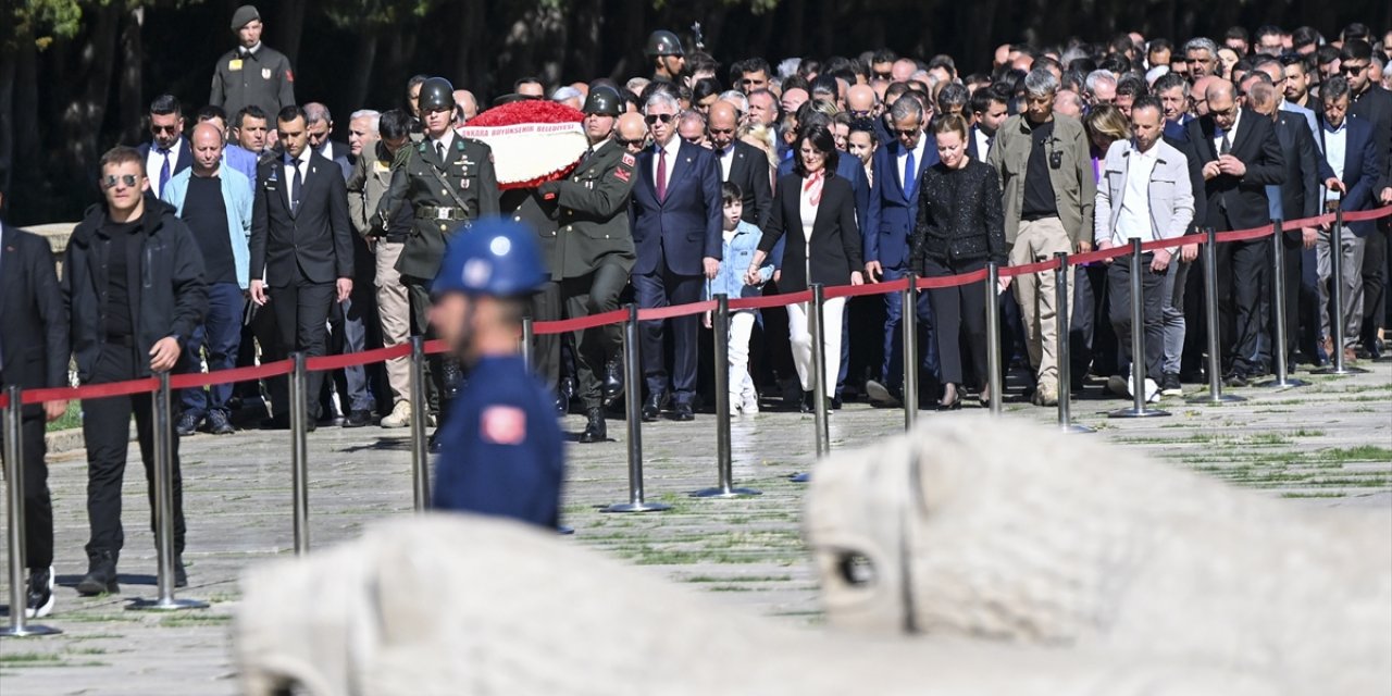 Ankara'nın yeni seçilen CHP'li belediye başkanları Anıtkabir'i ziyaret etti