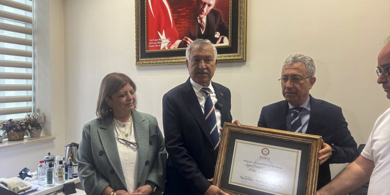 Adana Büyükşehir Belediye Başkanı Karalar mazbatasını aldı