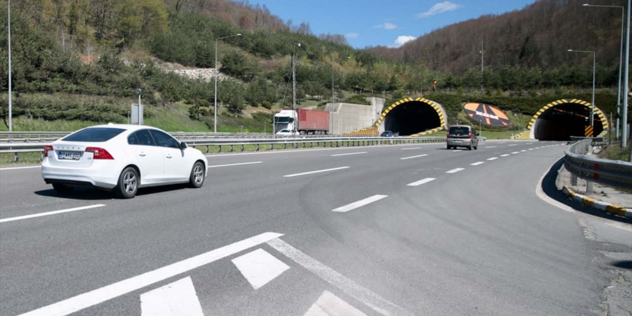 Anadolu Otoyolu ve D-100 kara yolunun Bolu geçişinde bayram trafiği önlemleri alındı