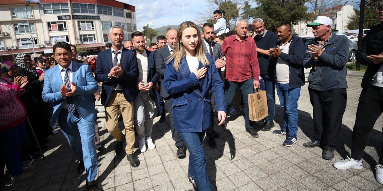 Seçimin "en genç belediye başkanı" Zeynep Çelik, mazbatasını aldı