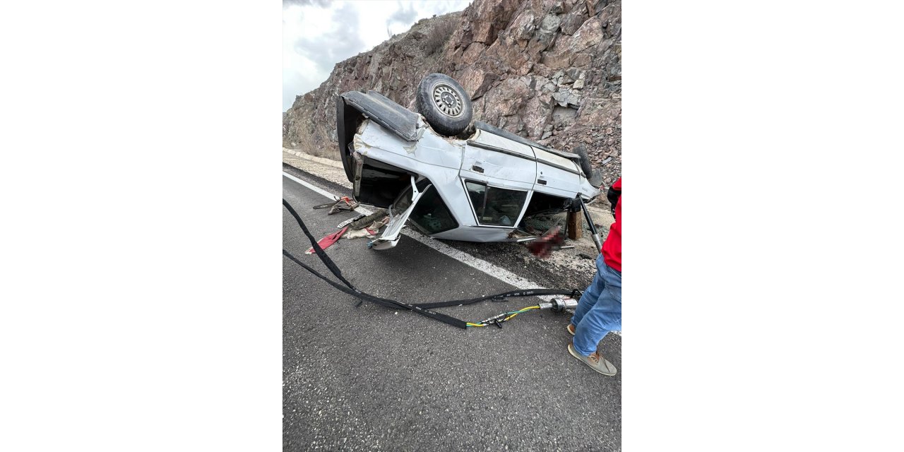 Gümüşhane'de devrilen otomobildeki sürücü öldü, eşi yaralandı