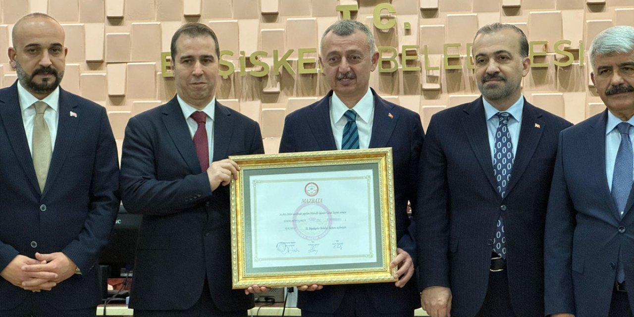 Kocaeli Büyükşehir Belediye Başkanı Büyükakın mazbatasını aldı