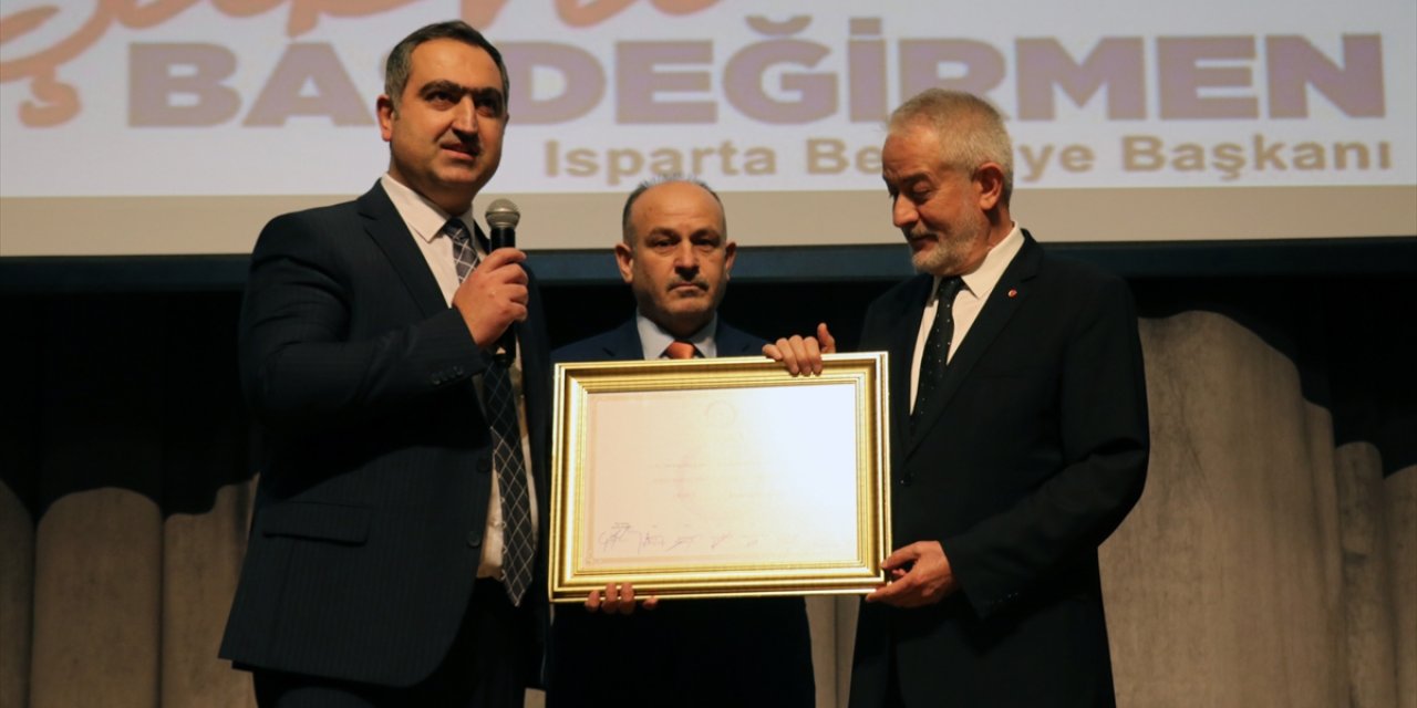 Isparta Belediye Başkanı Başdeğirmen mazbatasını aldı