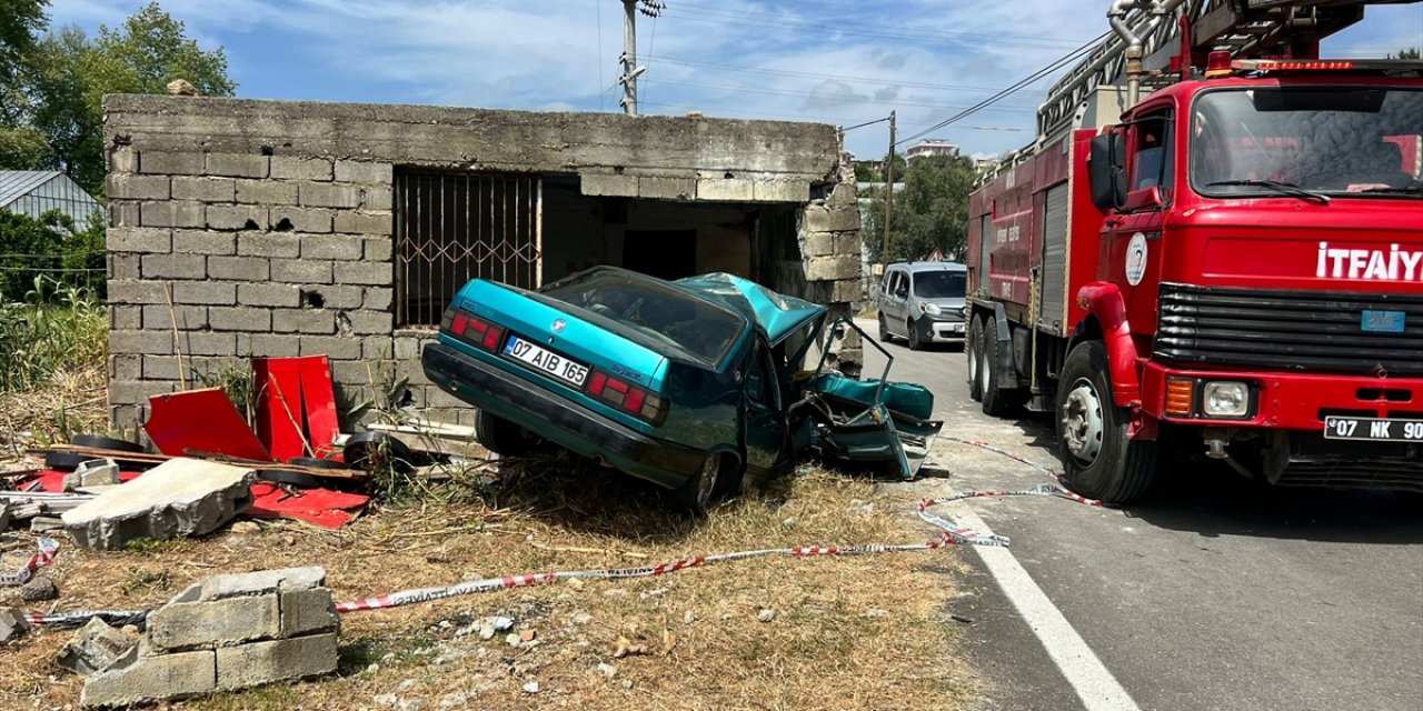 Antalya'da metruk binaya çarpan otomobilin sürücüsü ağır yaralandı