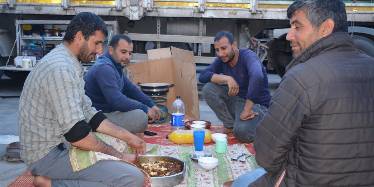 Irak'a yük taşıyan şoförler Habur Sınır Kapısı'nda iftar yapıyor