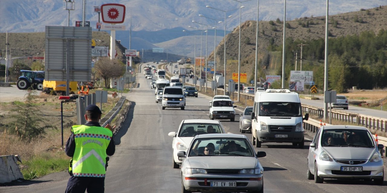 "Kilit Kavşak" Kırıkkale’de bayram trafiği yoğunluğu başladı