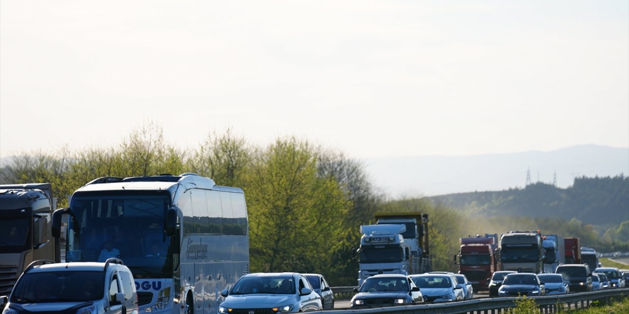 Anadolu Otoyolu'nun Düzce ve Bolu kesiminde bayram trafiği başladı