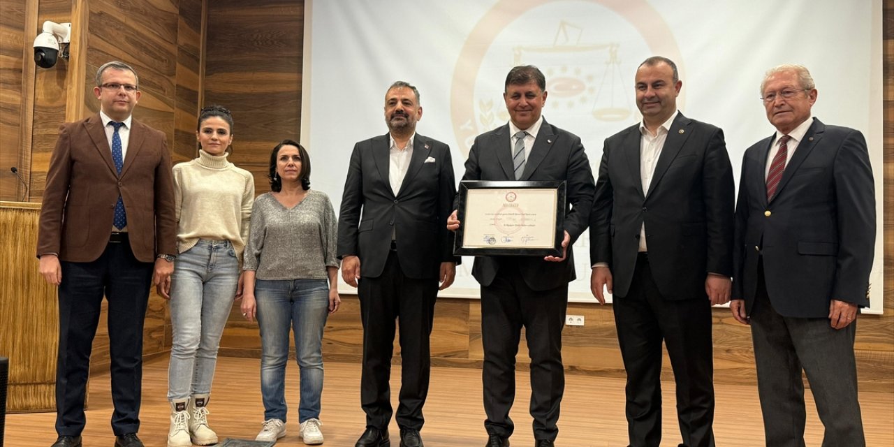 İzmir Büyükşehir Belediye Başkanı Cemil Tugay, mazbatasını aldı