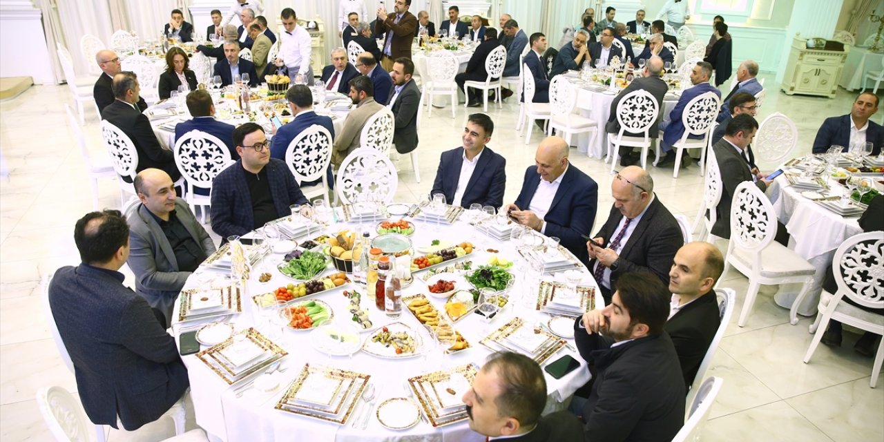 Azerbaycanlı Türkiye mezunları iftarda buluştu