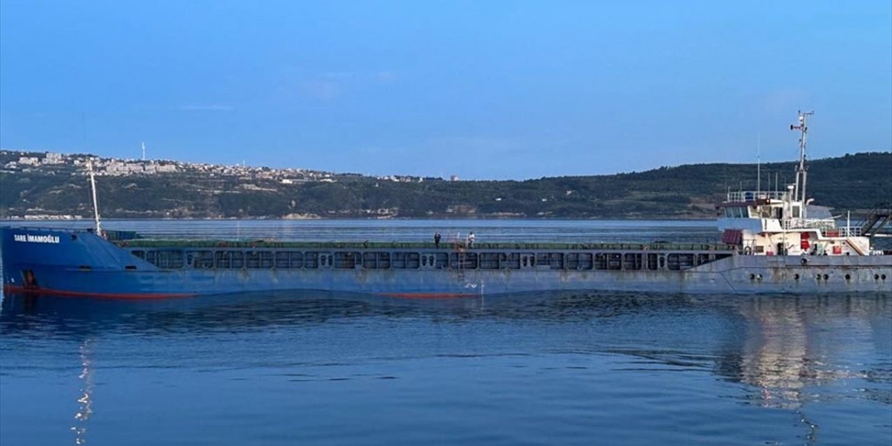 Çanakkale Boğazı'nda makineleri arızalanan gemi Karanlık Liman Demir Sahası'na çekildi