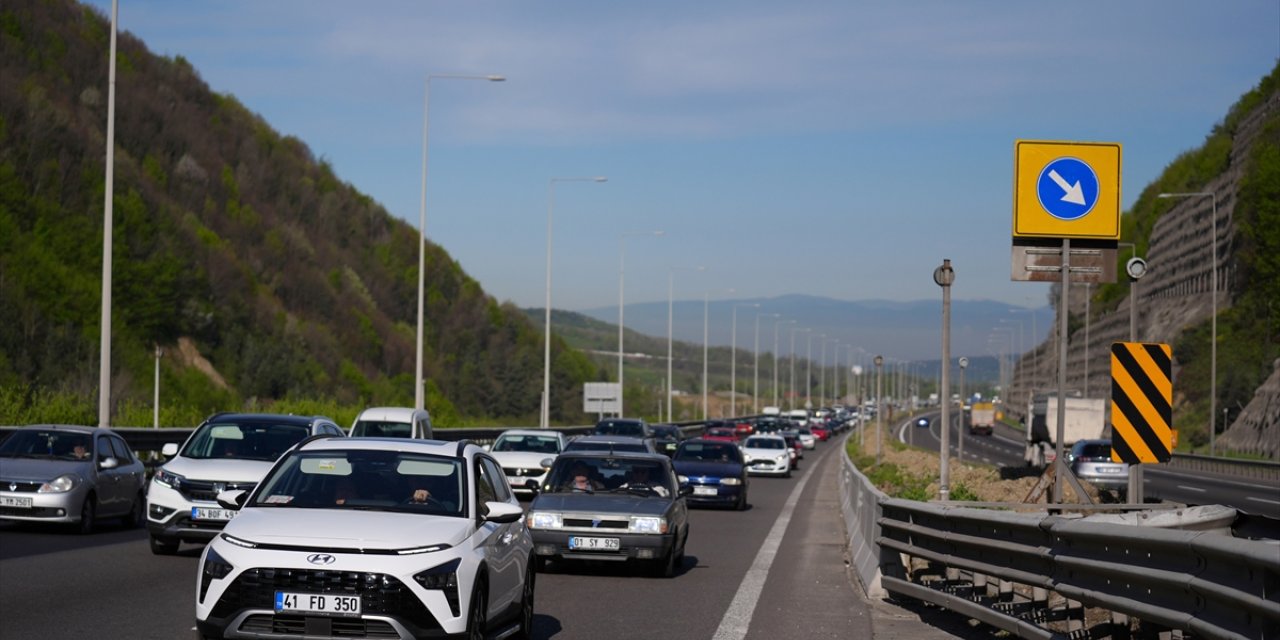 Anadolu Otoyolu'nda bayram tatili nedeniyle trafikte akıcı yoğunluk yaşanıyor