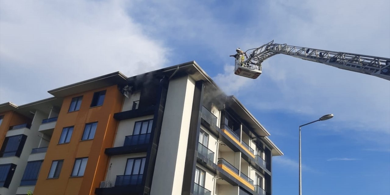 Düzce'de apartmanda çıkan yangında 3 kişi dumandan etkilendi